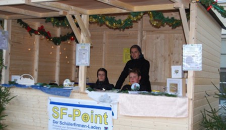 Schülerfirmen verkaufen auf dem Havelberger Weihnachtsmarkt